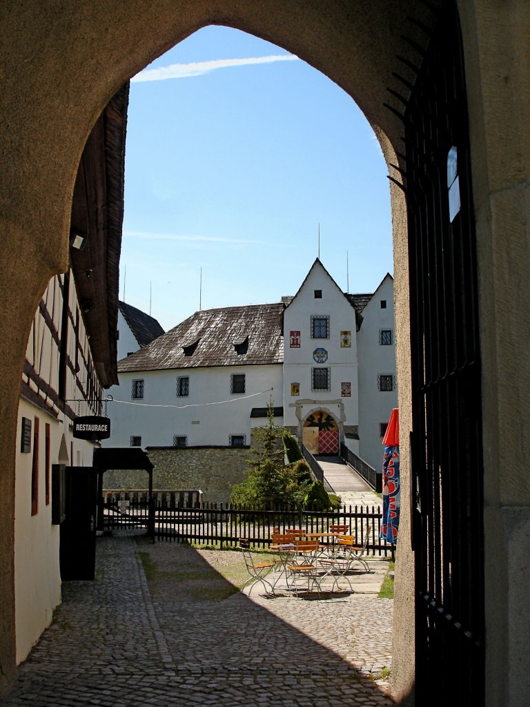 Burg Seeberg im Egerland, Blick vom Vorhoftor zur Kernburg, Mai 2007