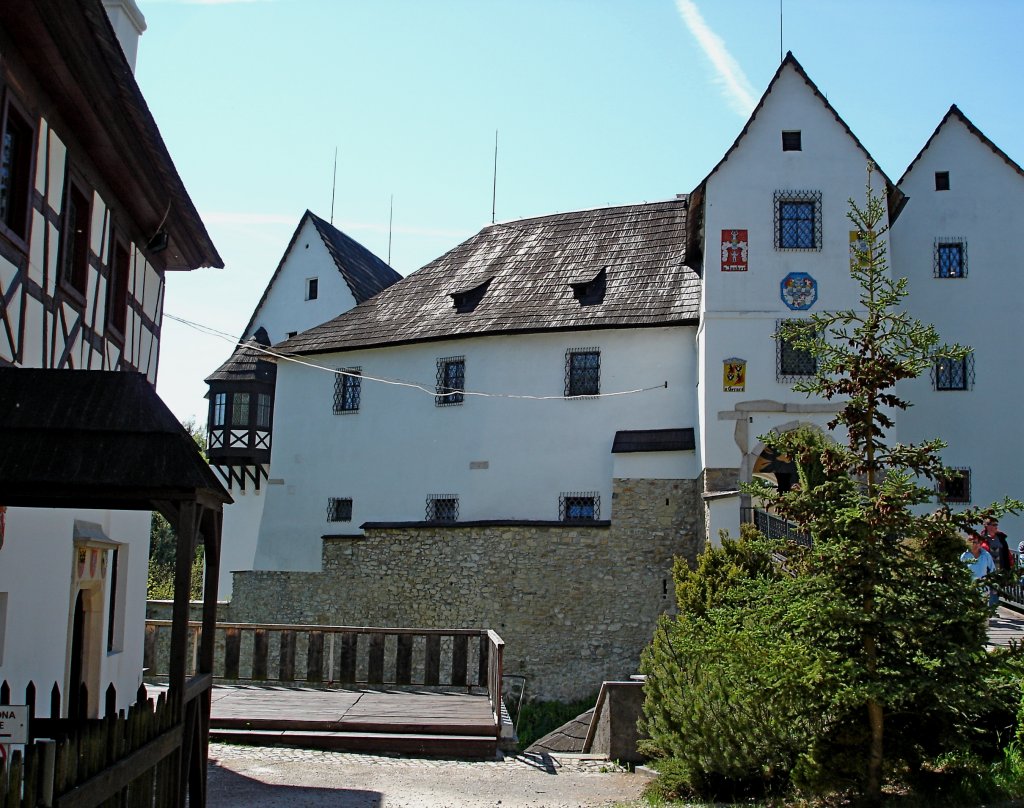 Burg Seeberg (Hrad Ostroh) im Egerland, die Burg wurde um 1200 erbaut, nach der Restaurierung 1990 fr Besucher zugnglich, beherbergt ein Museum und ein Restaurant, Mai 2007