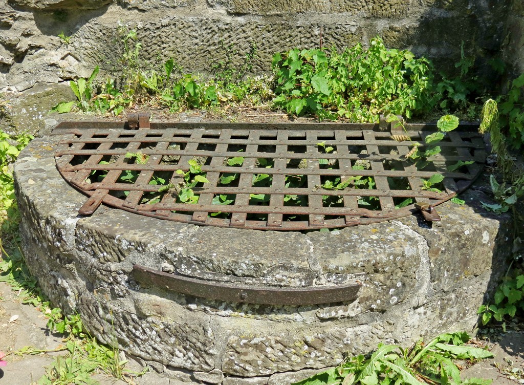 Burg Weinsberg,Weibertreu (Ruine) bei Heilbronn am 19.07.2013

Zisterne

Unterirdisches Sammelbecken fr Regenwasser. Das Wasser wurde von Dachflchen in der Zirsterne fr Notzeiten gesammelt. Das Becken hat eine Tiefe von mind. 5m,und ca. 16000 Liter Inhalt. Das Wasser wurde ber einen Kiessandfilter gereinigt.