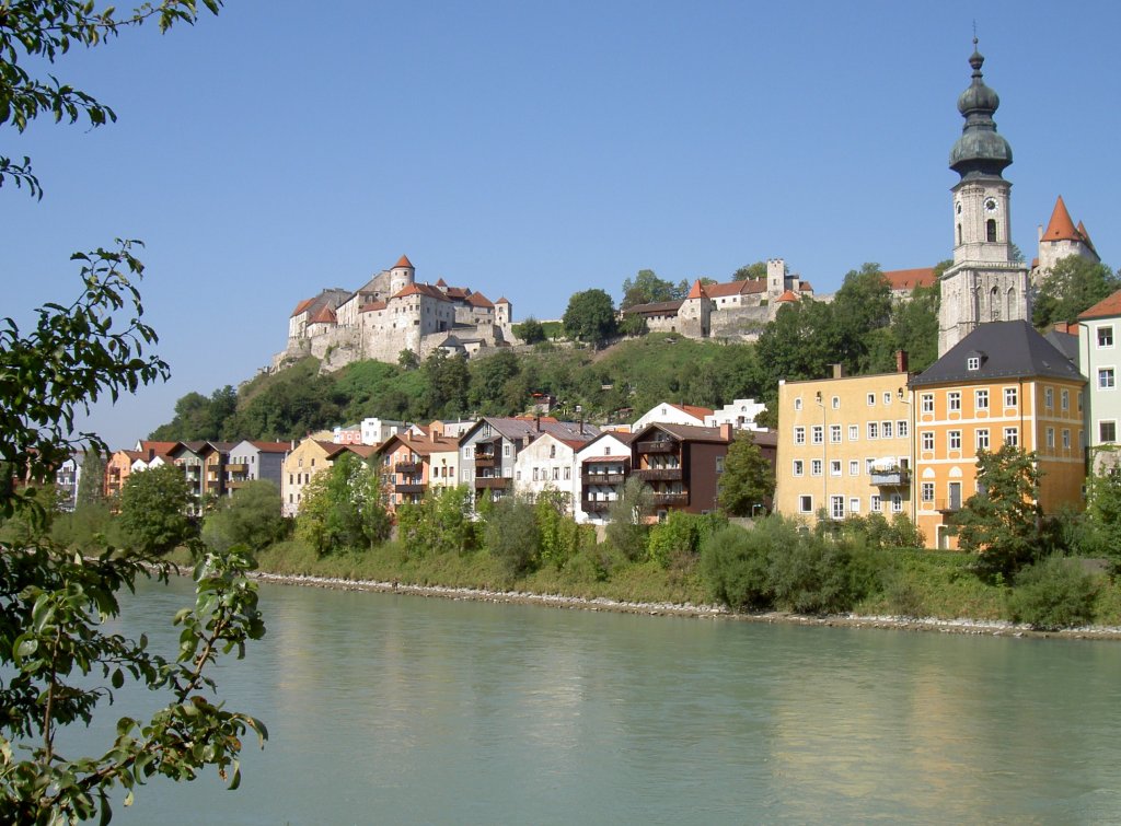 Burghausen, Ausblick auf die Altstadt mit Burg und St. Jakob Kirche (25.08.2007)