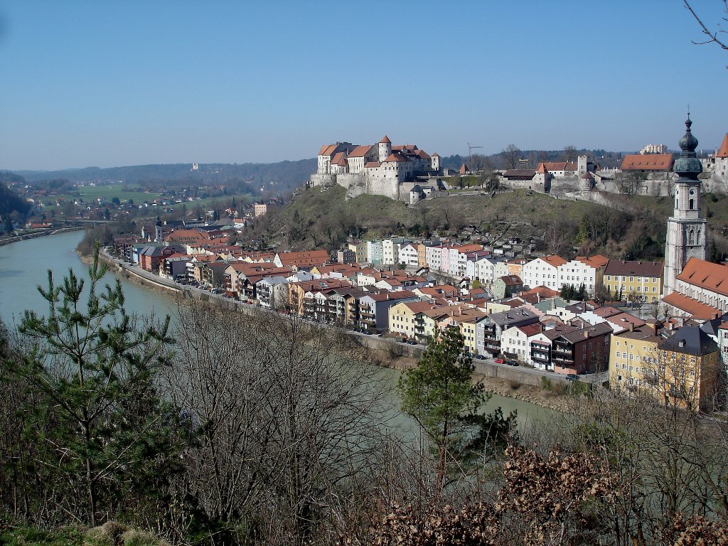 Burghausen, Blick von der österreichischen Seite über die Salzach auf die Altstadt und einen Teil der längsten Burganlage der Welt, April 2005