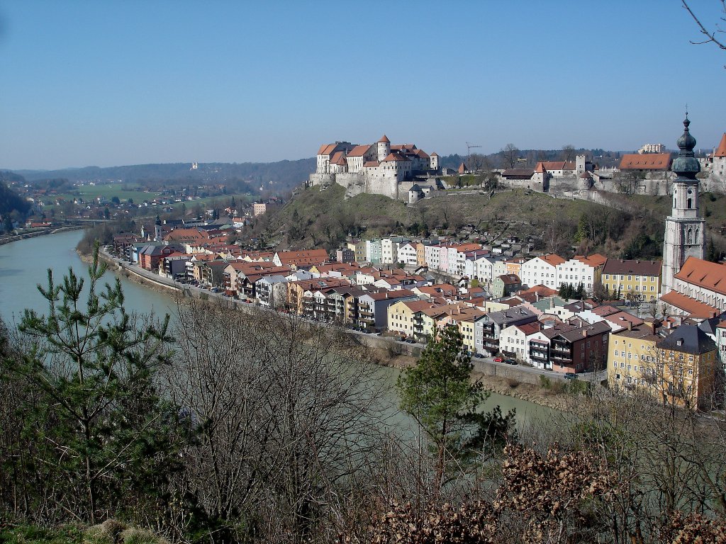 Burghausen, Blick von der sterreichischen Seite ber die Salzach auf die Altstadt und einen Teil der lngsten Burganlage der Welt, April 2005