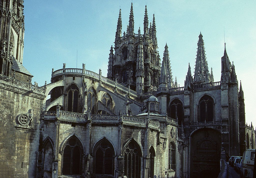 Burgos, Catedral Santa Mara, Aufnahme von Nordosten. Chor mit Strebewerk (links), nrdliches Querschiff (rechts) sowie Laterne (Mitte), die im Mudjar-Stil aufgebaut wurde. Im Hintergrund Trme der Westfassade teilweise sichtbar. Juni 1993, HQ-Scan ab Dia.