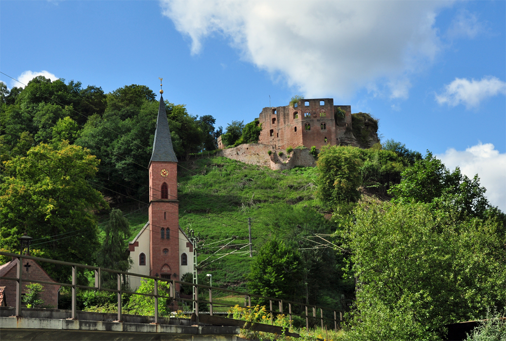 Burgruine Frankenstein und Kirche des Ortes Frankenstein, kurz vor Kaiserslautern - 05.09.2011