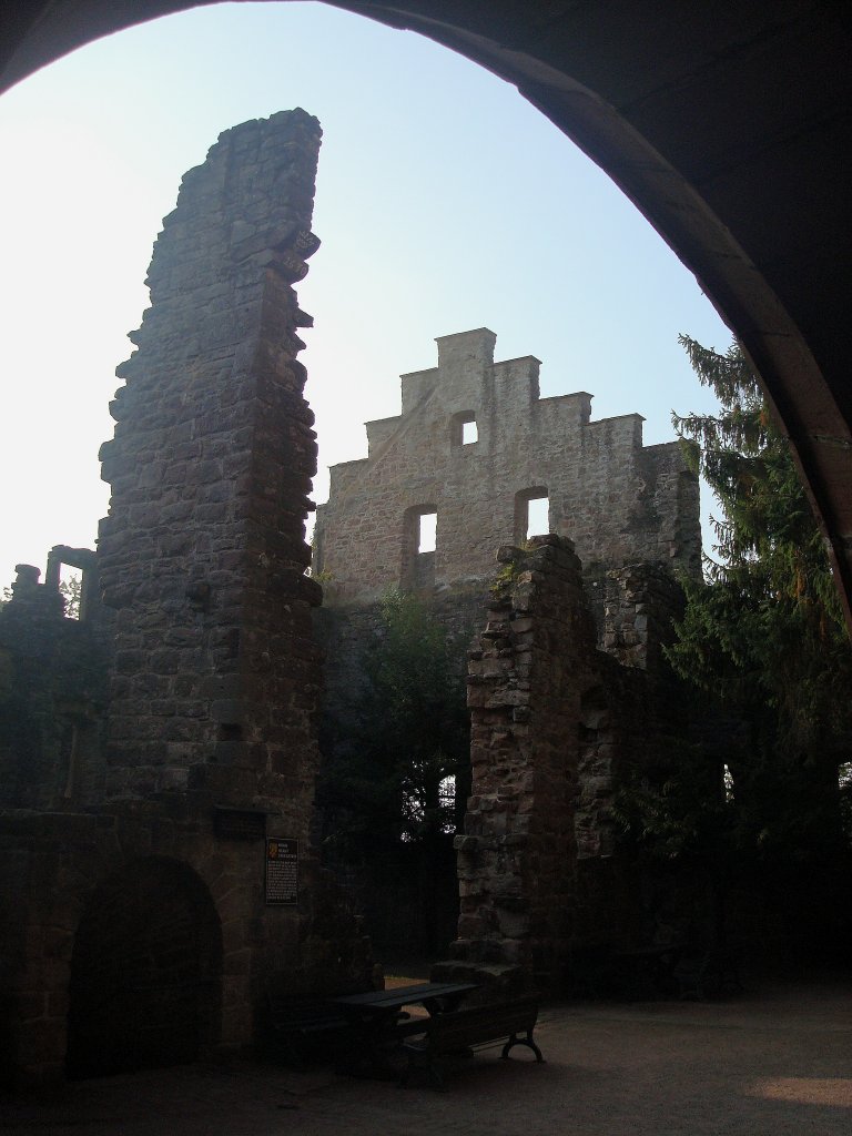 Burgruine Zavelstein im Nordschwarzwald, die Burg wurde im 13.Jahrhundert auf einem 560m hohen Bergsporn errichte, Okt.2010