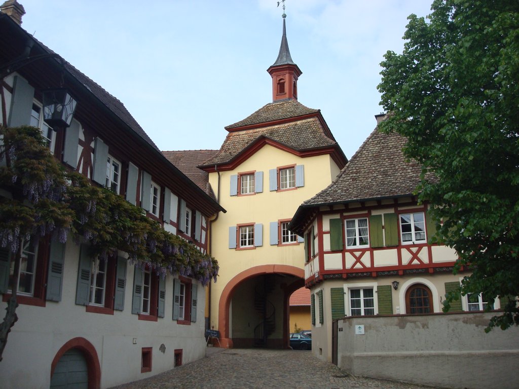 Burkheim am Kaiserstuhl,
das einzig erhaltene, von ehemals vier Stadttoren,
Mai 2010 
