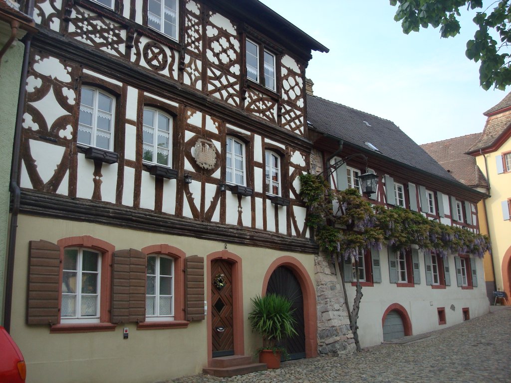 Burkheim am Kaiserstuhl,
schnes Fachwerk in der Hauptstrae,
Mai 2010