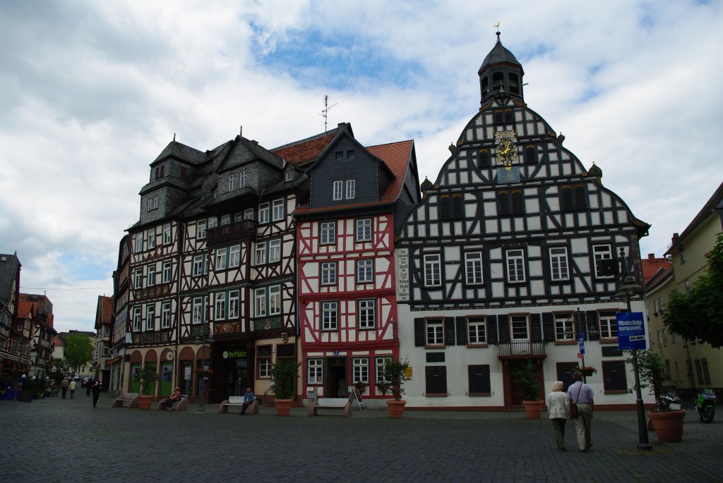 Butzbach, Rathaus am Marktplatz, erbaut 1560, Rathausuhr von 1630 (31.05.2009)