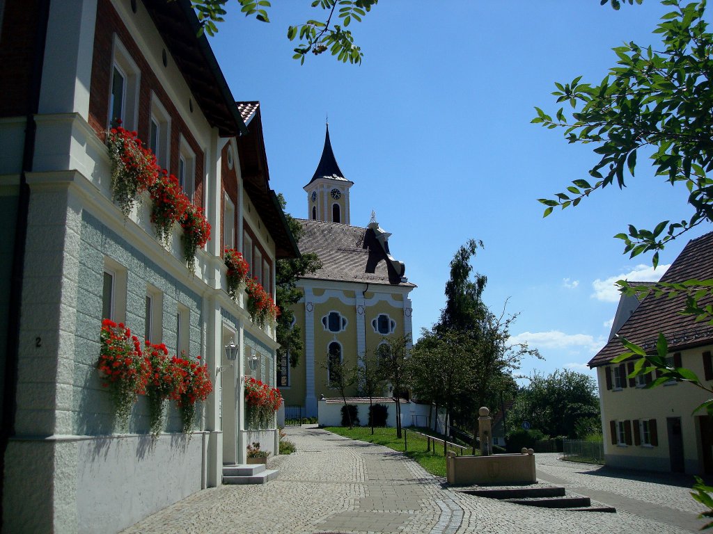 Buxheim in Schwaben,
links das Rathaus, dahinter die Pfarrkirche St.Peter und Paul,
Juli 2010