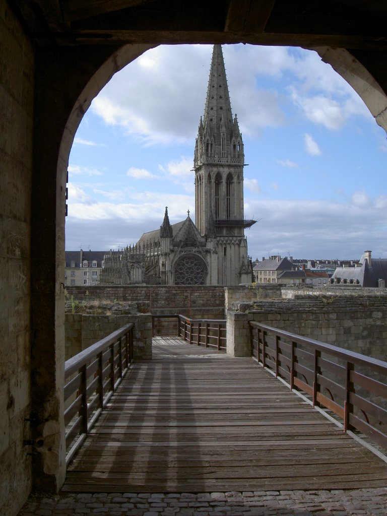 Caen, Festungstor mit Blick auf die Saint Pierre Kirche (05.07.2008)