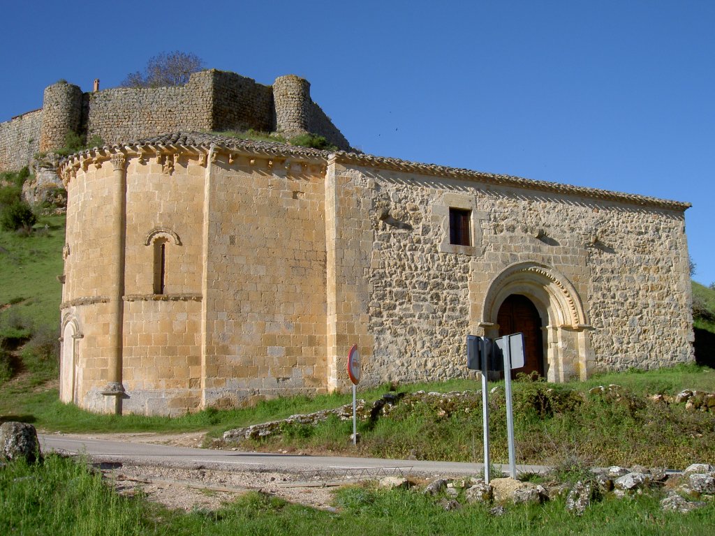 Calatanazor, Kirche Santa Maria del Castillo mit Portal und Westwand 
im Romanischen Stil (18.05.2010)