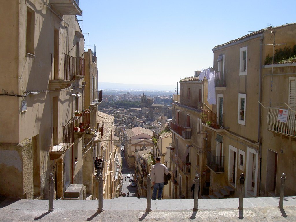 Caltagirone, Ausblick auf die Altstadt von der Treppe Santa Maria del Monte (14.03.2009)