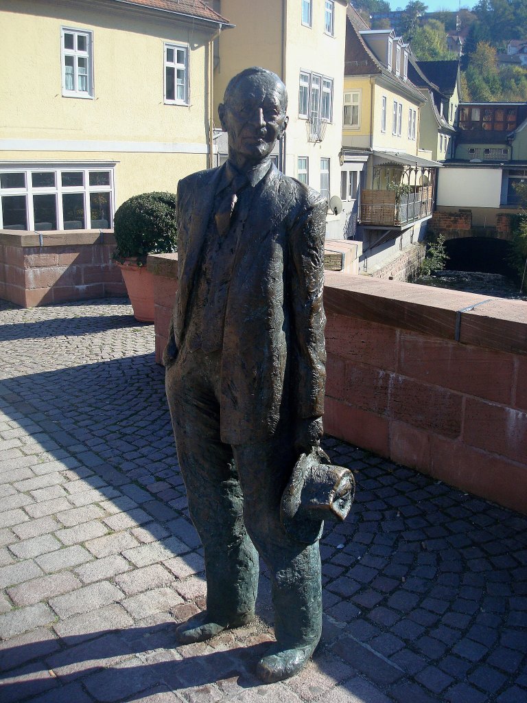 Calw im Nordschwarzwald, Hermann Hesse als Bronzefigur in Lebensgre steht in seiner Geburtsstadt an seinem Lieblingsplatz auf der Nikolausbrcke ber der Nagold, Okt.2010 