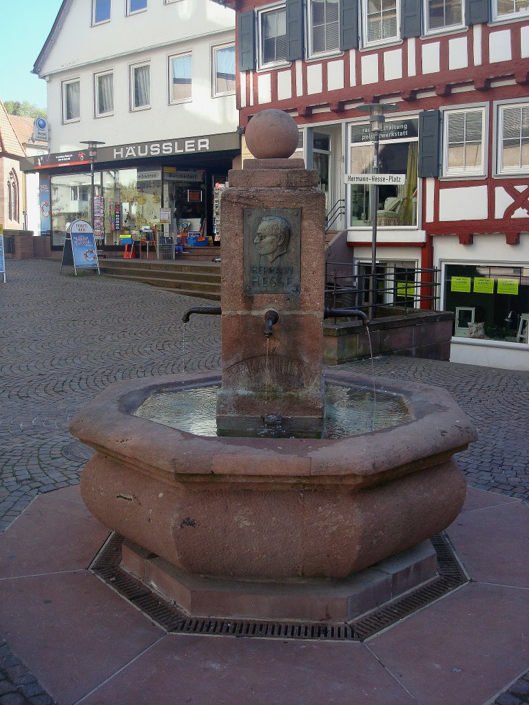 Calw im Nordschwarzwald,, der Hermann-Hesse-Brunnen steht seit 1920 auf diesem Platz, der 1947 zum 70.Geburtstag nach dem Literatur-Nobelpreistrger Hermann-Hesse-Platz benannt wurde, Okt.2010