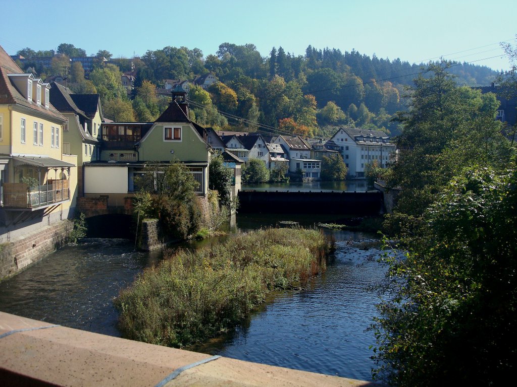 Calw im Schwarzwald, 
Blick von der historischen Nikolausbrcke auf die angestaute Nagold,
Okt.2010