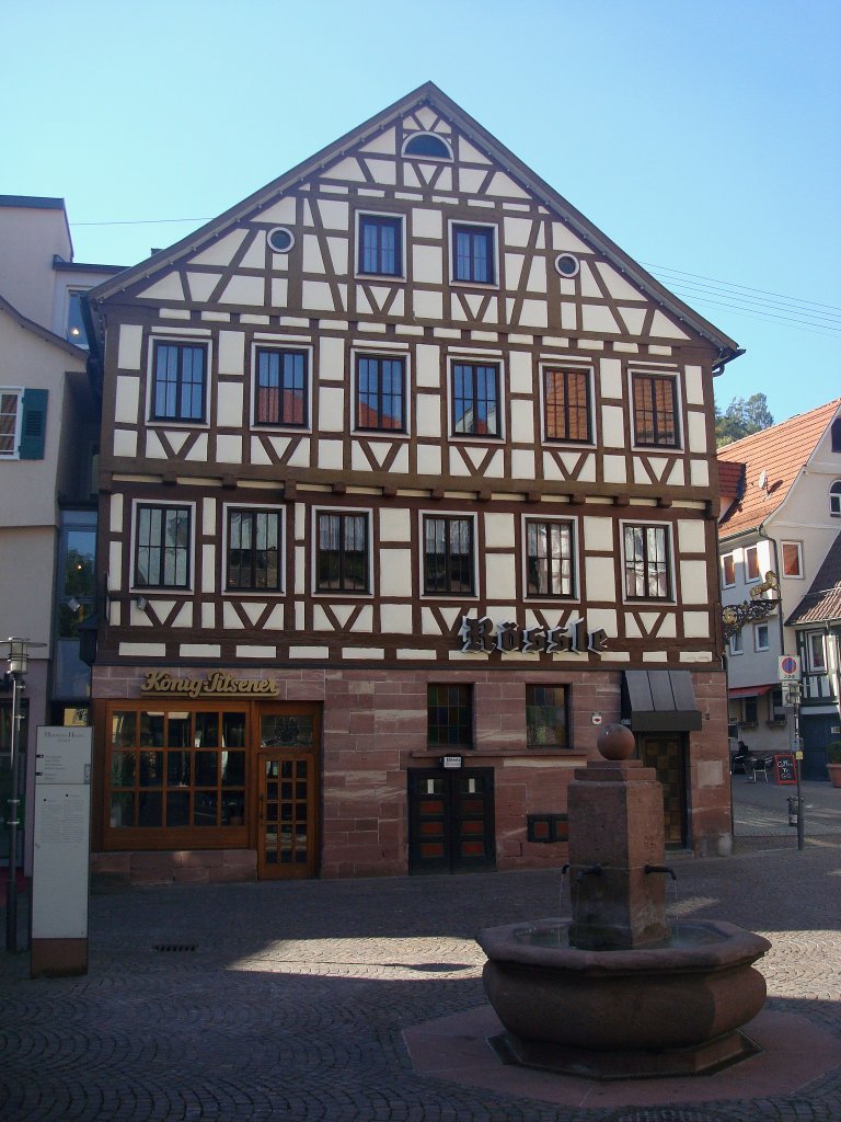 Calw im Schwarzwald, der Hermann-Hesse-Platz mit dem gleichnamigen Brunnen, Okt.2010