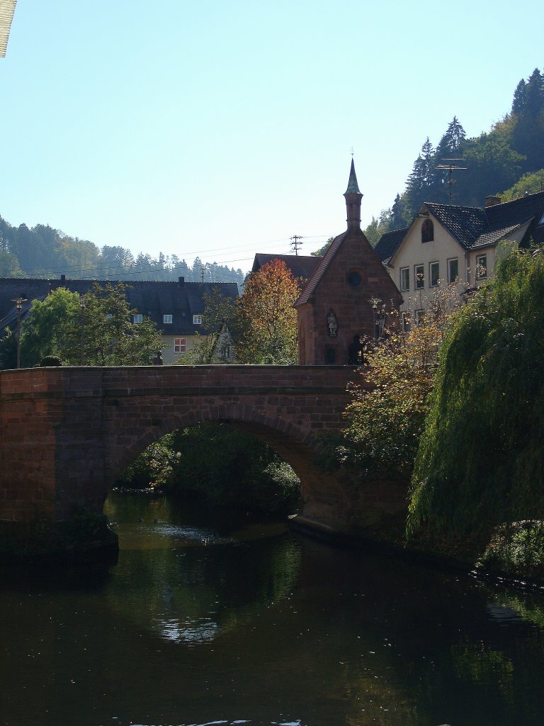 Calw im Schwarzwald, die Nikolausbrcke mit der Nikolauskapelle im Abendlicht, die Steinbrcke stammt aus der Zeit um 1400, hat zwei Bgen, einen Mittelpfeiler und berspannt mit 40m Lnge die Nagold, Okt.2010