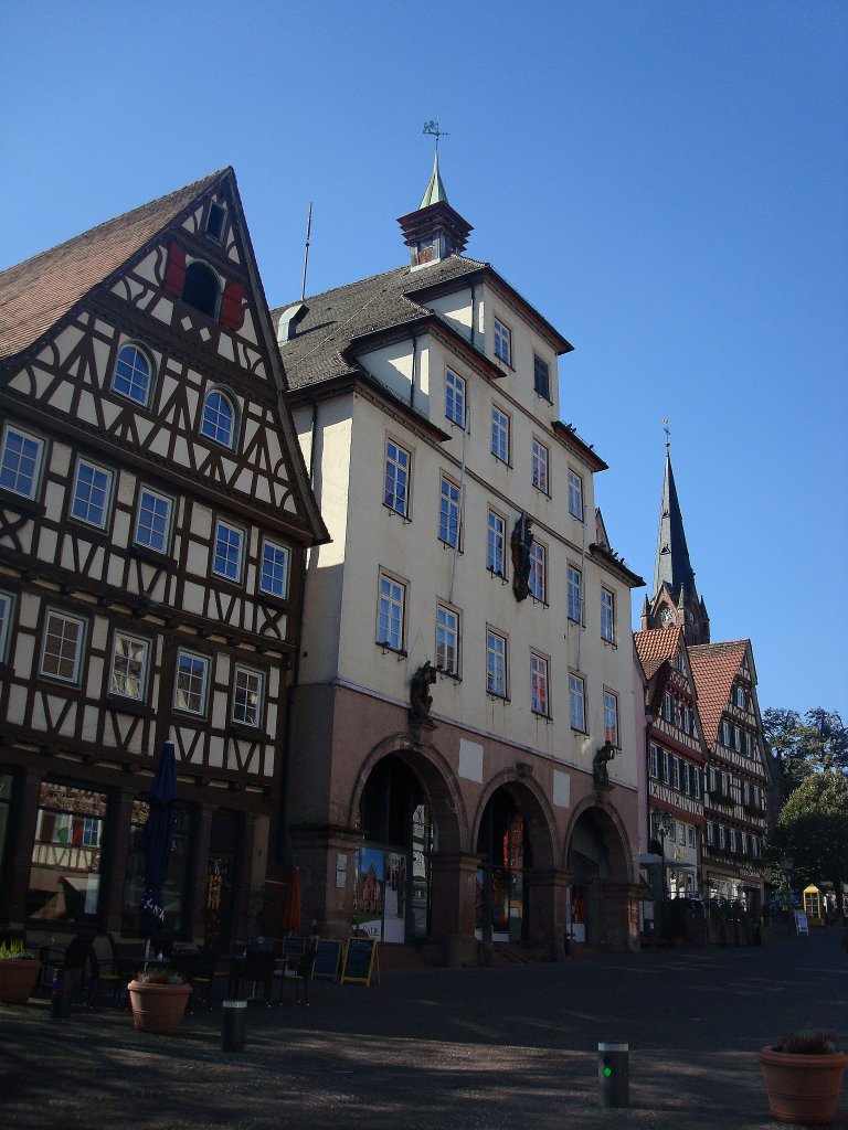 Calw im Schwarzwald, das Rathaus erhielt nach Umbauten 1726-30 die heutige Form, unter den Arkaden waren frher die Verkaufsstnde der Metzger und Bcker, Okt.2010