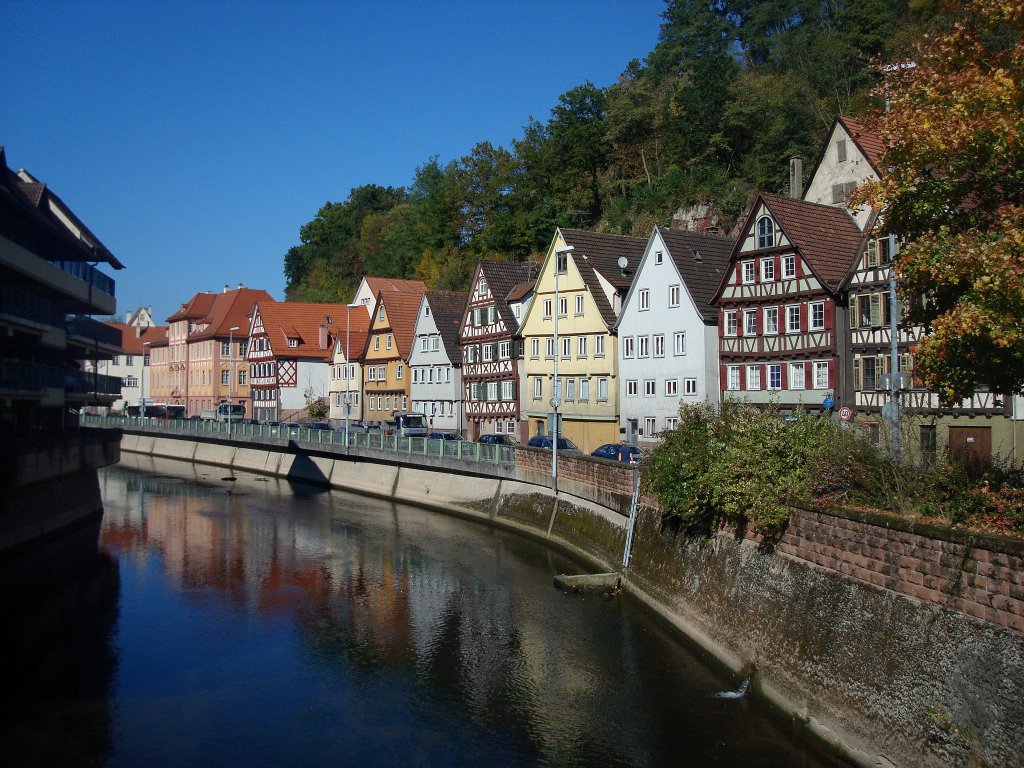 Calw im Schwarzwald, schne Huserzeile an der Nagold, Okt.2010