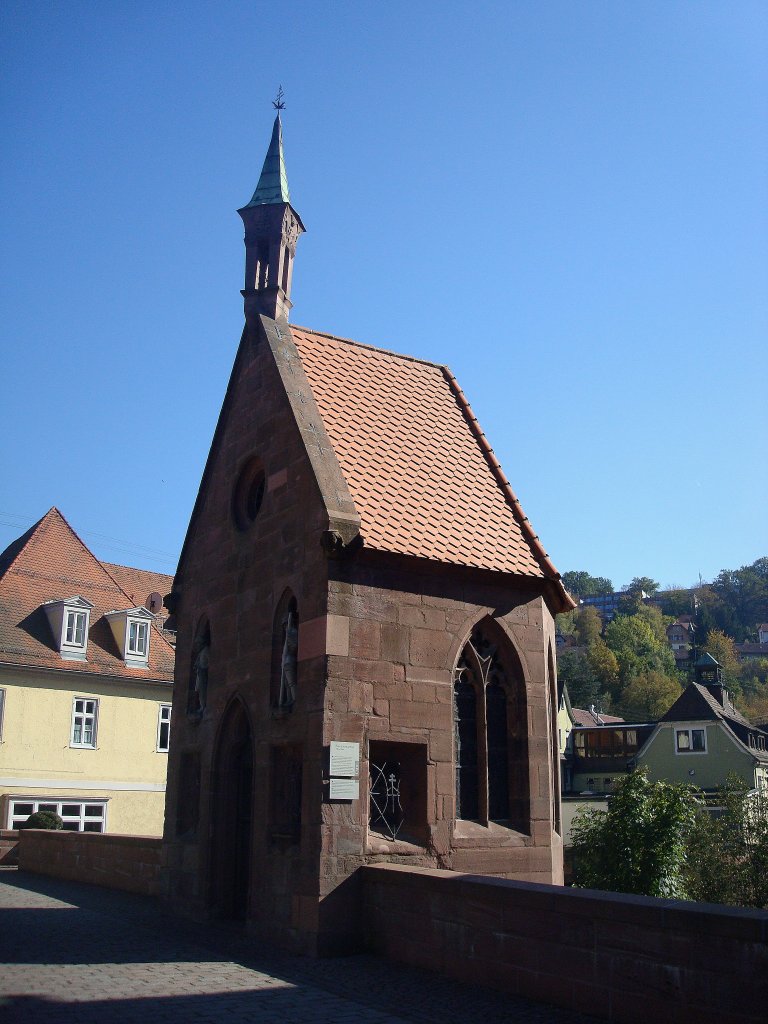 Calw im Schwarzwald,
auf der historischen Nikolausbrcke steht die Nikolauskapelle, erbaut um das Jahr 1400, der Innenraum wurde 2004 umfassend renoviert, Brcke und Kapelle sind das Wahrzeichen der Stadt, Okt.2010