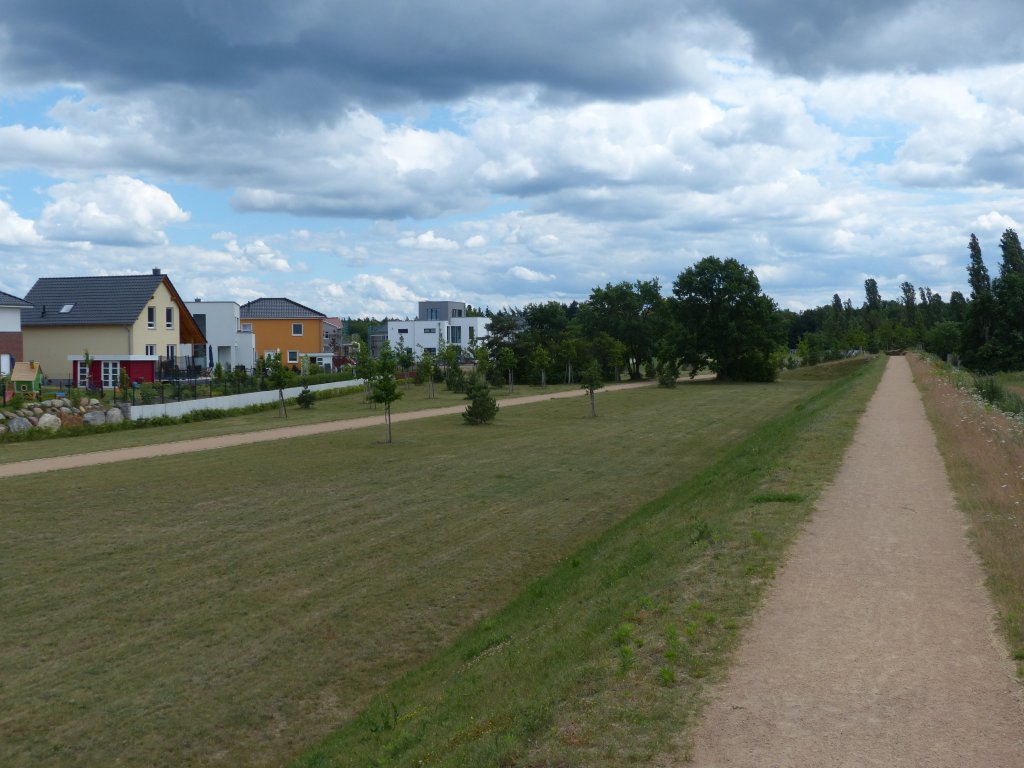 Carlsgarten in Berlin. Dieses Stadtviertel ist in den letzten Jahren zwischen dem Bahnhof Karlshorst und der Trabrennbahn Karlshorst entstanden. Whrend am Bahnhof die Mehrfamilienhuser dominieren, sind an der Trabrennbahn mehr Einfamilienhuser zu sehen. 23.6.2013