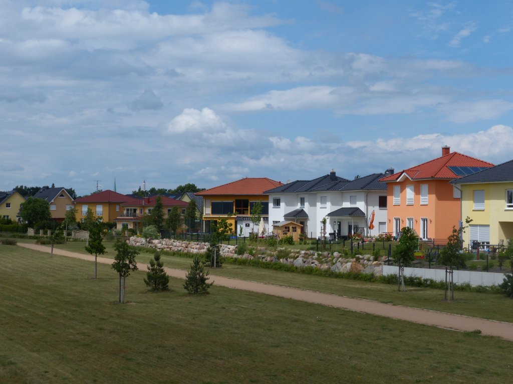 Carlsgarten nahe Berlin Karlshorst, direkt an der Trabrennbahn Karlshorst. Einfamilienhuser und Parkcharakter, inmitten von Berlin und zwischen dicht bebauten Bezirken. Eine Mischung, die ich immer wieder interessant finde. 23.6.2013