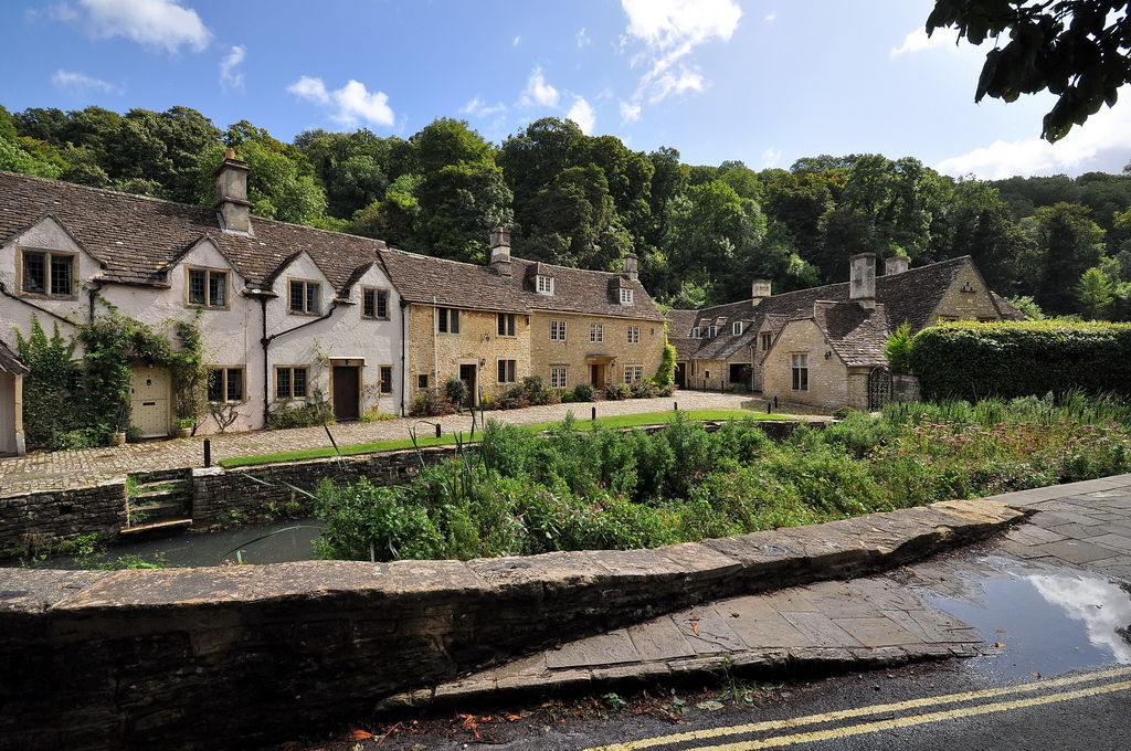 Castle Combe-Grafschaft Wiltshire. Am Bach an der Hauptstrasse im sdlichen Ortseingang. Man fhlt sich in eine andere Zeit versetzt. 28.8.2009