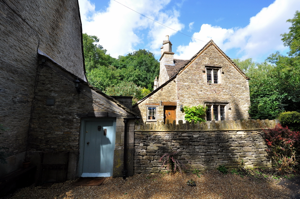 Castle Combe-Grafschaft Wiltshire. Das ist das North Cottage am Sdeingang des zauberhaften Ortes, der ber mangelden Tourismus nicht zu klagen braucht. 28.8.2009