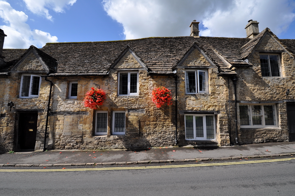 Castle Combe-Grafschaft Wiltshire. Die alten Huser mit ihrem roten Blumenschmuck ( Geranien ? ) sind ein wundervoller Anblick. 28.8.2009