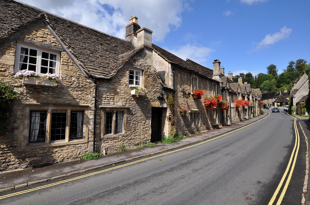 Castle Combe-Grafschaft Wiltshire. Die Hauptstrasse des kleinen Ortes beeindruckt mit ihrer langen Huserreihe. 28.8.2009