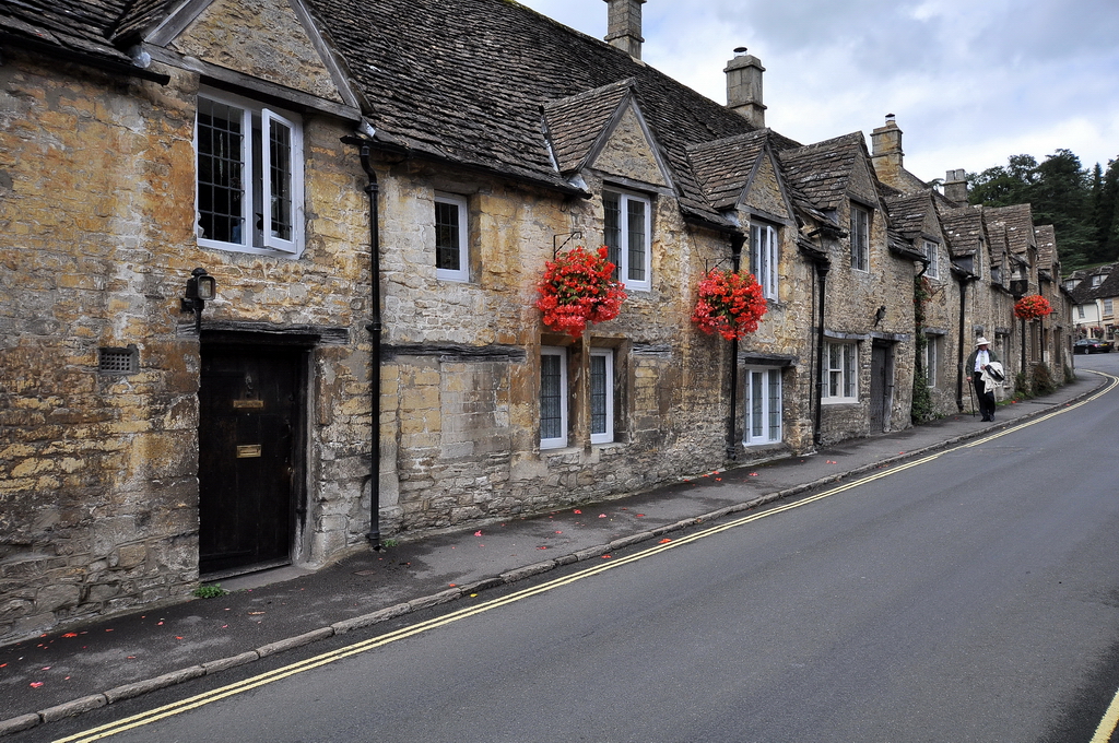 Castle Combe-Grafschaft Wiltshire. Die linke Seite der Hauptstrasse - The Street -in Richtung Norden. In dieser Strasse rauf und runter, werden wohl die meisten Fotos gemacht. 28.8.2009