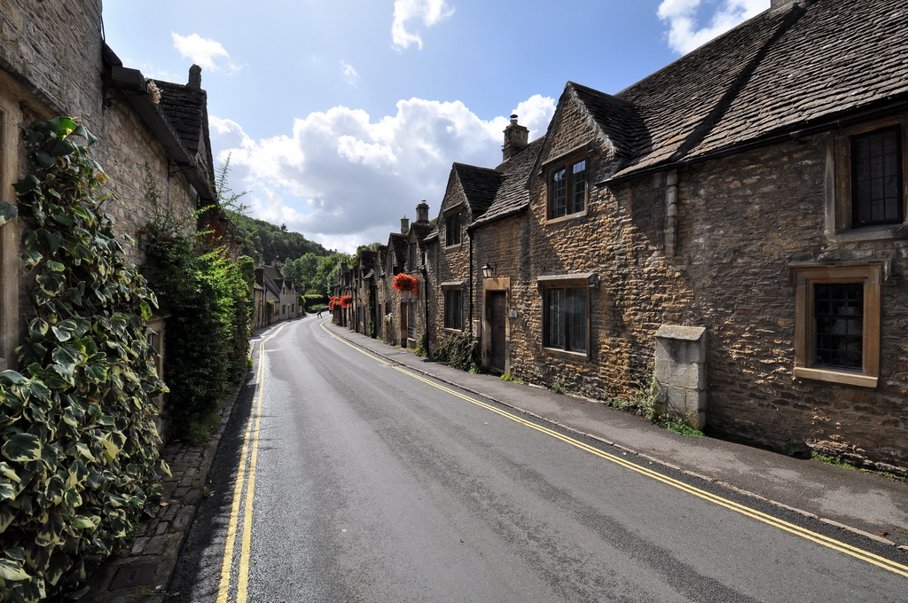 Castle Combe-Grafschaft Wiltshire. Die menschenleere Hauptstrasse nach Sden gibt es nicht oft so zu sehen. 28.8.2009 