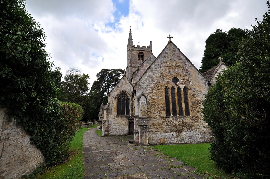 Castle Combe-Grafschaft Wiltshire. Die St. Andrew's Kirche stammt aus dem 12.Jahrhundert und ist noch im Originalzustand und immer einen Besuch wert. Die Glocke wurde im 15. Jahrhundert erneuert. 28.8.2009