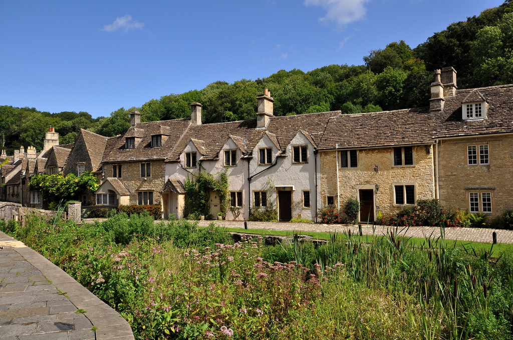 Castle Combe-Grafschaft Wiltshire. Langsam wchst der Bach zu bei der kleinen Brcke an der Hauptstrasse - The Street - am sdlichen Ortseingang. Bestes Fotowetter an diesem Tag, zwei Jahre spter nur Regen in Castle Combe, nur gut, dass die meisten Fotos schon damals gemacht wurden. 28.8.2009