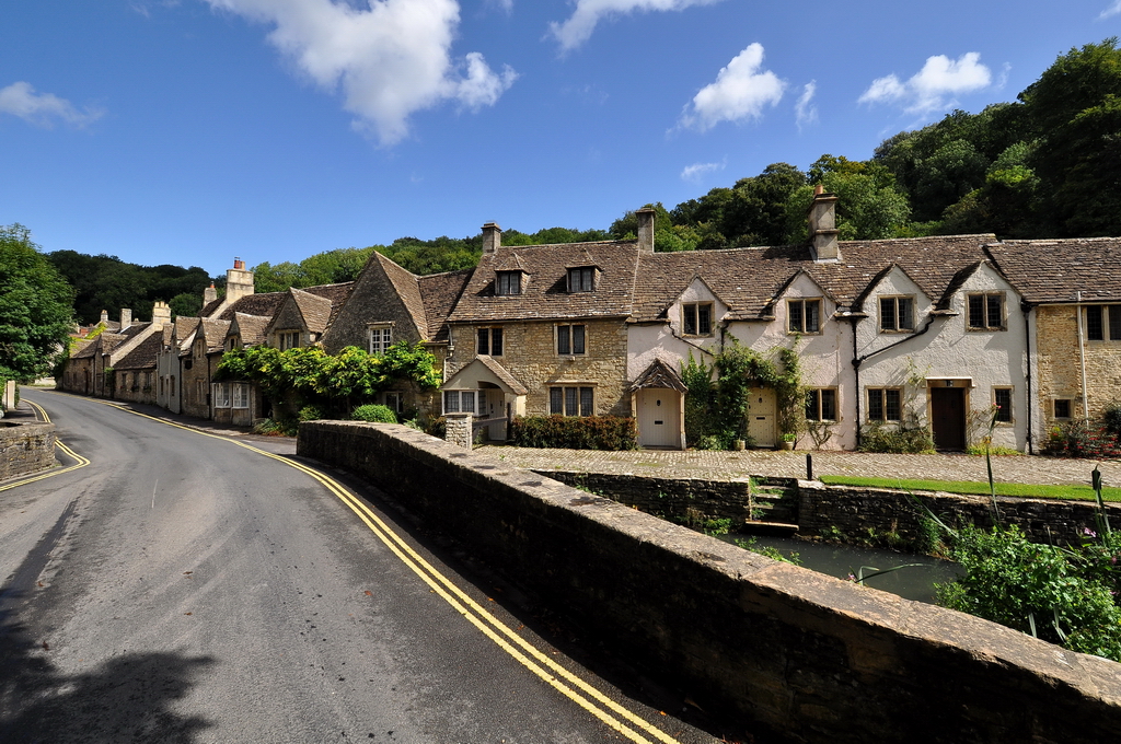 Castle Combe-Grafschaft Wiltshire. Ortseingang von Sden. Am Freitag Mittag hat es zum Glck mal kurz keine Touristen. 28.8.2009