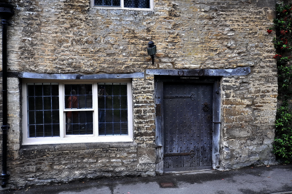 Castle Combe-Grafschaft Wiltshire, Sdwestengland.  A C H T U N G  ! Tolles Puzzle im Internet von dieser Tr auf        www.jigidi.com/solve.php?id=QT6G1UCZ    zufllig entdeckt.
  
Das Corbett Cottage in The Street, so der offizielle Name, auf der Westseite der bekanntesten Strasse in Castle Combe. PS. Ich habe leider 31 Minuten fr das Puzzle gebraucht, ihr schafft das sicher viel schneller. 28.8.2009