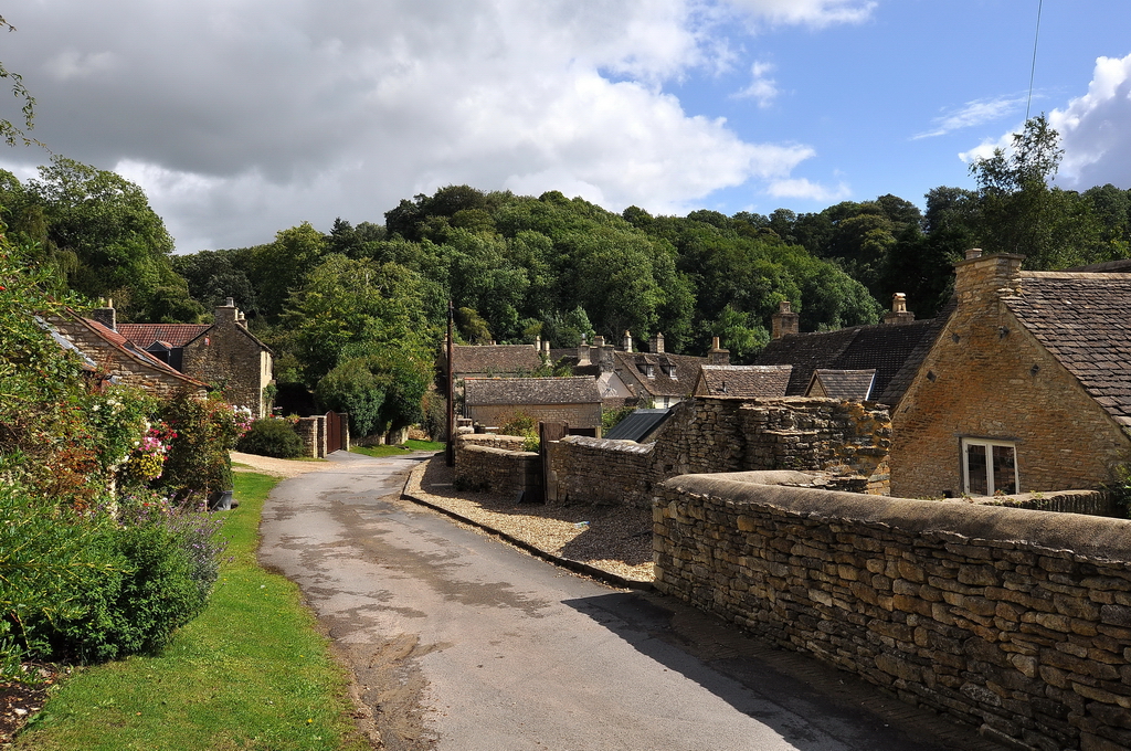 Castle Combe-Grafschaft Wiltshire, Sdwestengland.  Nur ca. 300 m  oberhalb vom Marktplatz kommen hier weniger Touristen hin und man kann in Ruhe fotografieren. 28.8.2009