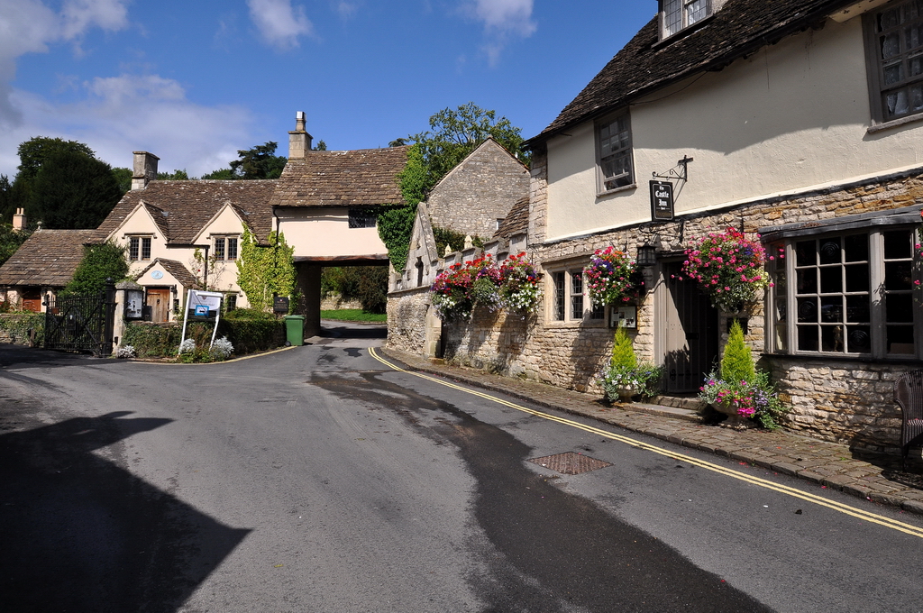 Castle Combe-Grafschaft Wiltshire. The Castle Inn Hotel, rechts im Bild, aus dem 12. Jahrhundert !! 28.8.2009