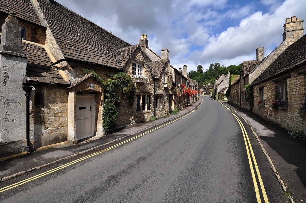 Castle Combe-Grafschaft Wiltshire,Sdwestengland. Zurck ins Mittelalter. In dieser Strasse - The Street - wurden auch schon mehrere Filme aus vergangenen Jahrhunderten gedreht ( siehe Kalenderblatt (ID29721). 28.8.2009