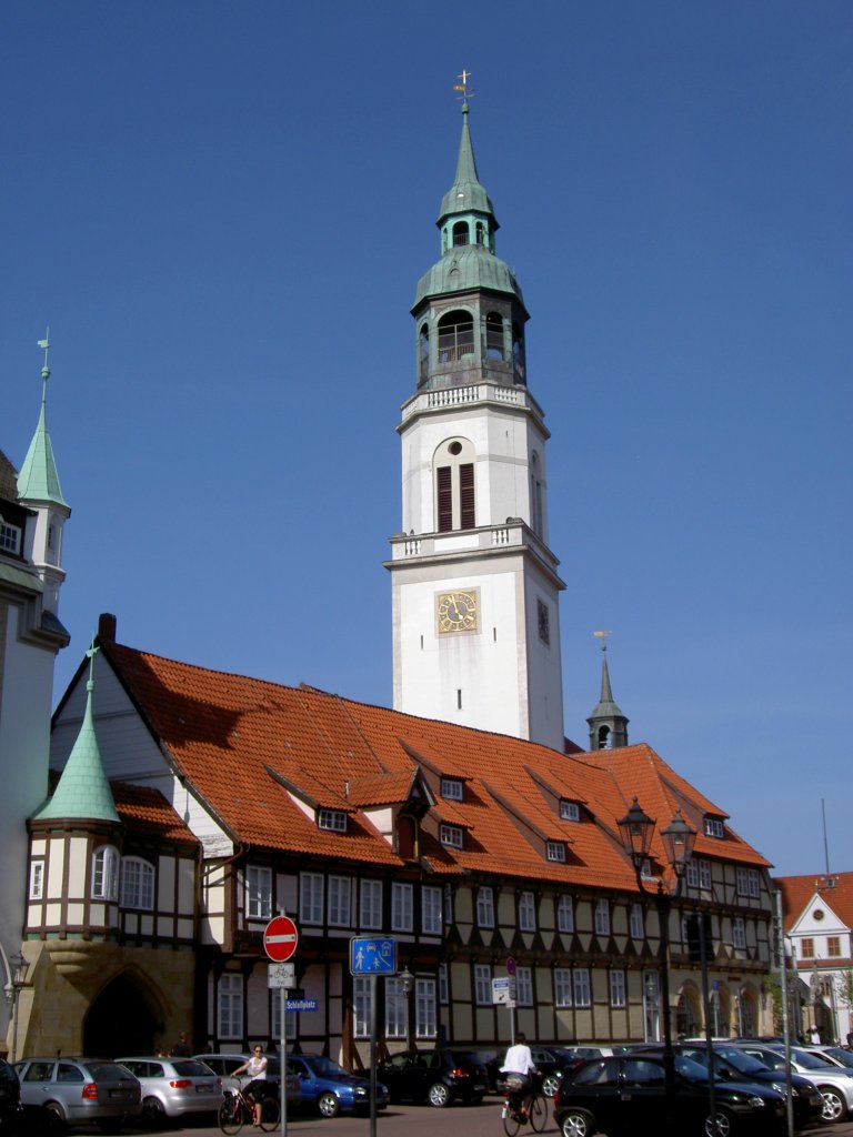 Celle, Stadtkirche, dreischiffige Hallenkirche, davor die Alte Apotheke (07.05.2011)