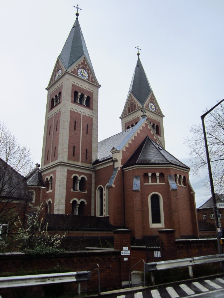 Cham, Klosterkirche Maria Hilf, erbaut von 1900 bis 1909 durch den Orden der 
Redemptoristen nrdlich der Altstadt (22.04.2012)
