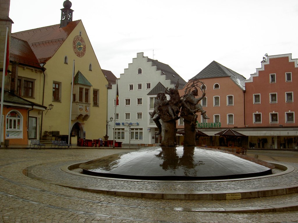 Cham, Marktplatz mit sptgotischen Rathaus mit Stufengiebel und Erkern (22.04.2012)