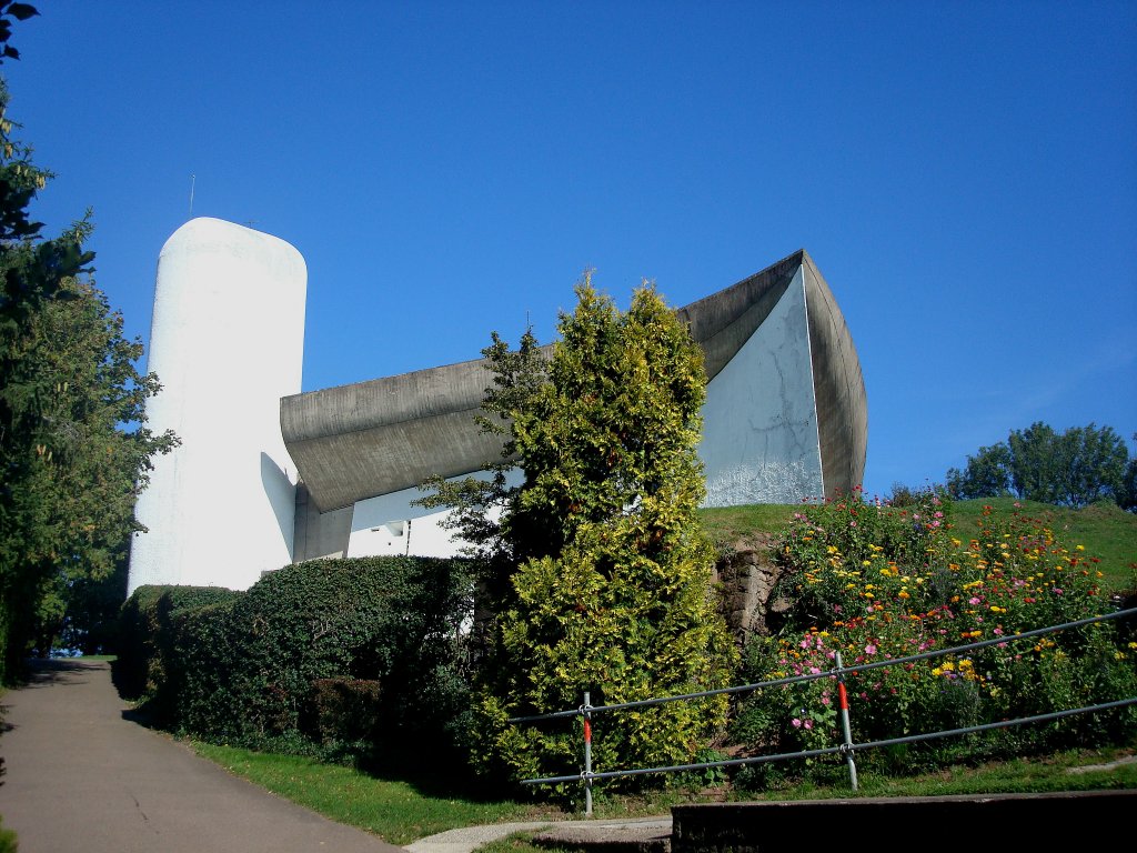 Chapelle Notre-Dame-du-Haut (Unser lieben Frau von der Hhe),
weltberhmte Wallfahrtskirche bei Ronchamp, auf einem 472m hohen Berg in den Sdauslufern der Vogesen,
die Ansicht, wenn man den Berg hinauf geht,
Sept.2010