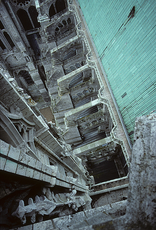 Chartres, Kathedrale Notre Dame, Blick vom Nordturm auf das massige Strebewerk (ohne Fialen) des Langhauses. Rechts in grn: Dach des Mittelschiffes. Aufnahme von Okt. 1995, HQ-Scan ab Dia.