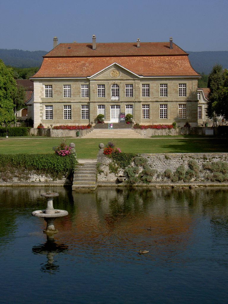 Chateau von L`Isle bei Morges, erbaut 1696 im Stil des franzsischen Klassizismus 
fr Charles de Chandieu, Wasserbecken vom Fluss Venoge (09.09.2012)