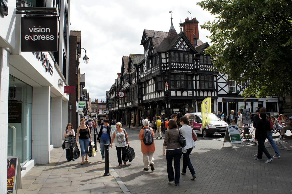 Chester - Grafschaft Cheshire, Nordwestengland. Shopping am Samstagmittag in der Northgate Street mit ihren herrlichen Fachwerkhusern. 13.8.2011