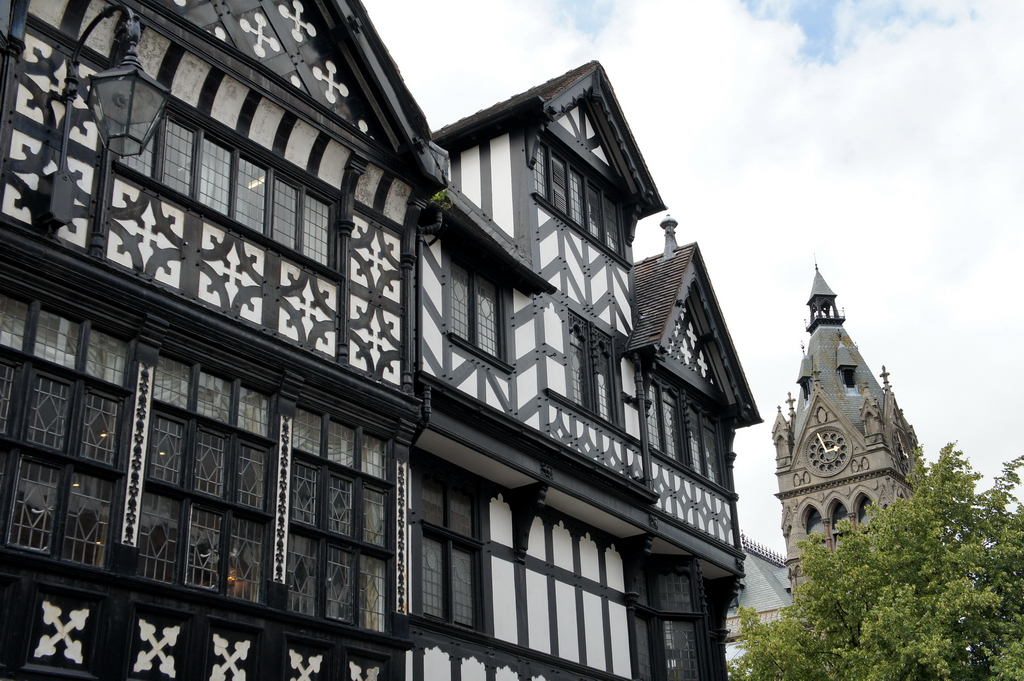 Chester - Grafschaft Cheshire, Nordwestengland. Die mittelaterlichen Fachwerkhäusern stammen grösstenteils aus dem 16. Jahrhundert. Rechts der Town Hall Tower. 13.8.2011