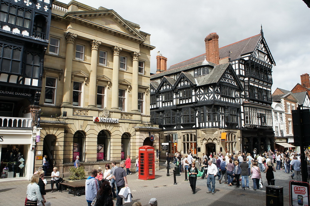 Chester - Grafschaft Cheshire, Nordwestengland. Auch in der bekannten Eastgate Street wimmelt es am Wochenende vor Menschen. Eine lebendige und sehenswerte Stadt mit ihrer sehr gut erhaltenen Fachwerkarchitektur. 13.8.2011