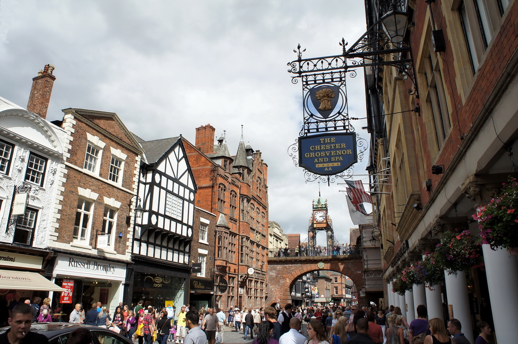 Chester - Grafschaft Cheshire, Nordwestengland. Das Chester Grosvenor Hotel mitten in der Altstadt, etwas fr gutbetuchte Gste, rechts. Im Hintergrund der berhmte Glockenturm von 1897. 13.8.2011