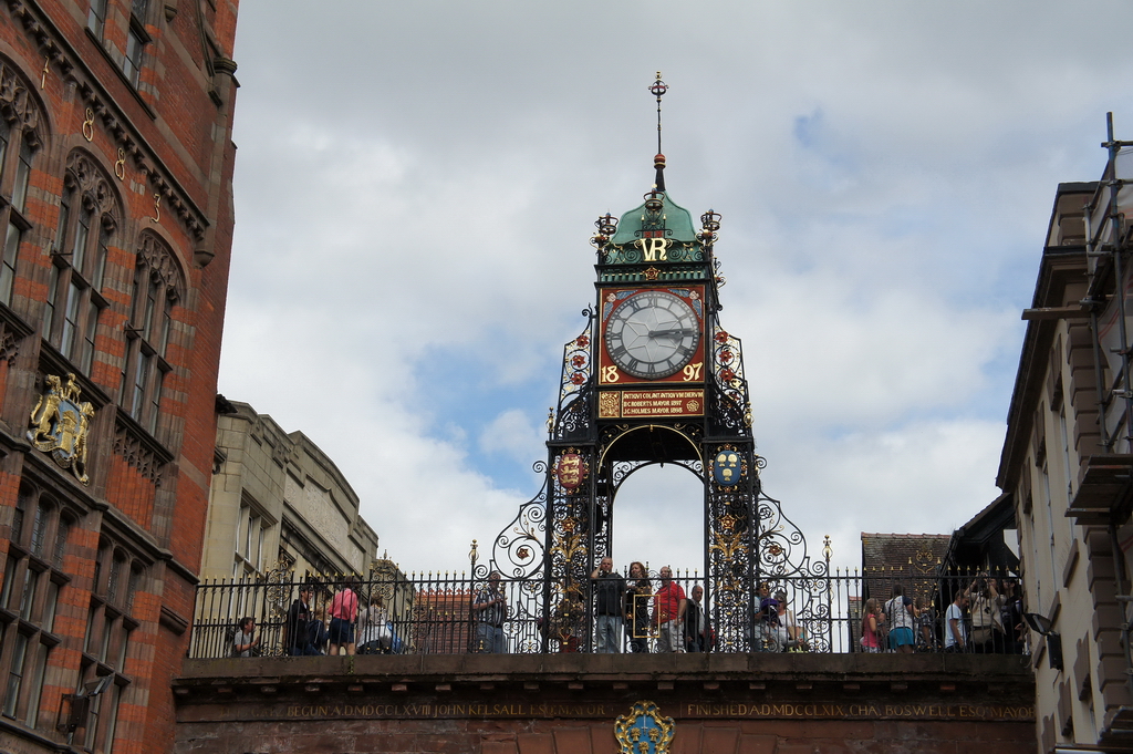 Chester - Grafschaft Cheshire, Nordwestengland. Der Uhrenturm ist ein Geschenk für die Stadt von Edward Evans-Lloyd Citizen & Freeman. Er wurde 1897 zum 60. Jahrestag der Thronbesteigung Queen Victorias gestiftet. Das waren noch Firmengeschenke damals. 13.8.2011